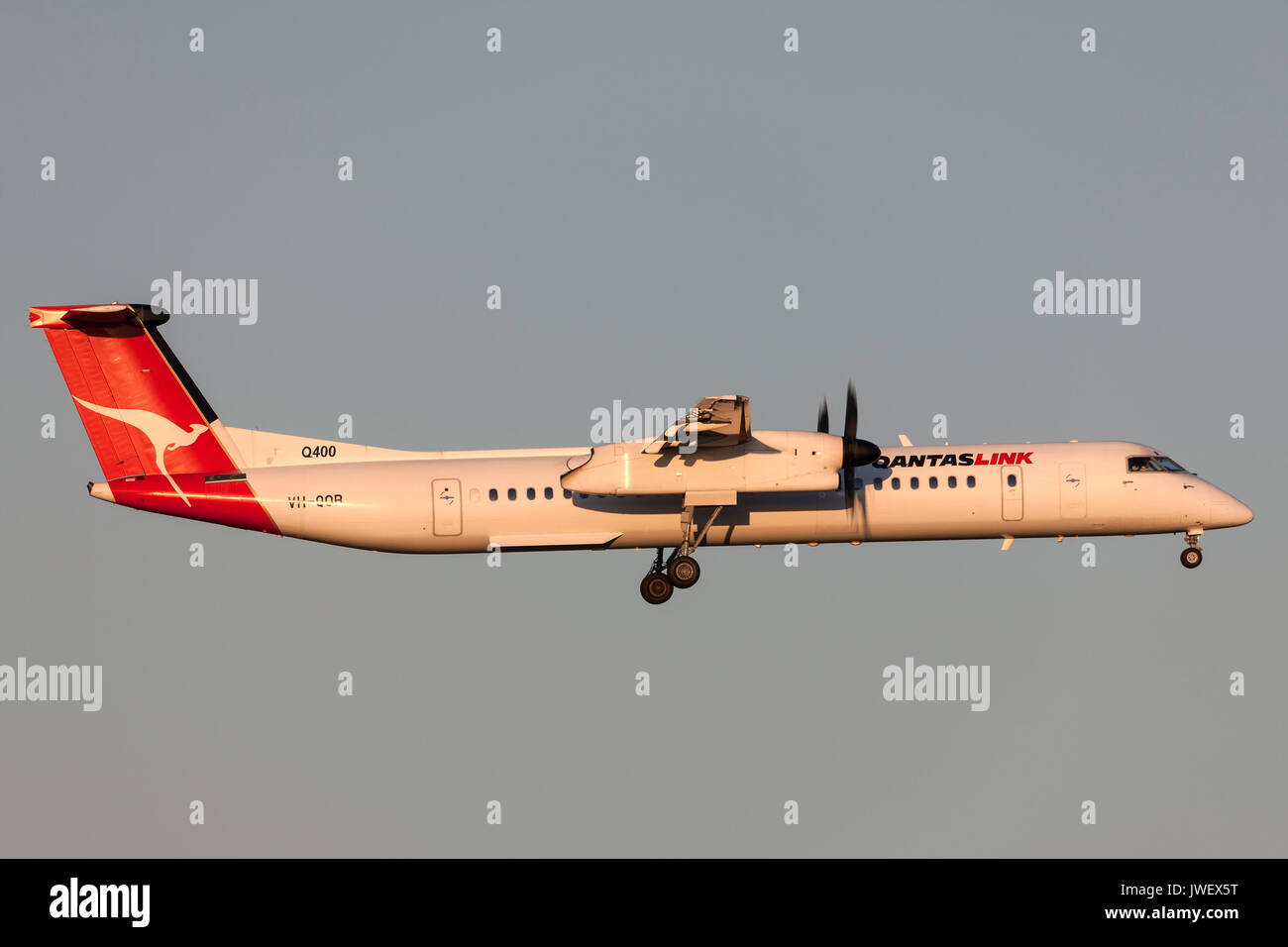 QantasLink de Havilland Canada DHC-8-402Q (Dash 8 Q400) VH-QOPPURE sull approccio per atterrare all'Aeroporto Internazionale di Melbourne. Foto Stock