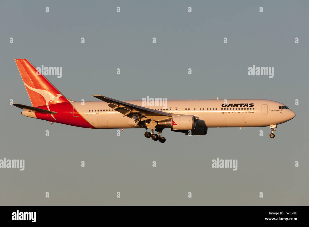 Qantas Boeing 767-338 ER/VH-OGI sull approccio per atterrare all'Aeroporto Internazionale di Melbourne. Foto Stock