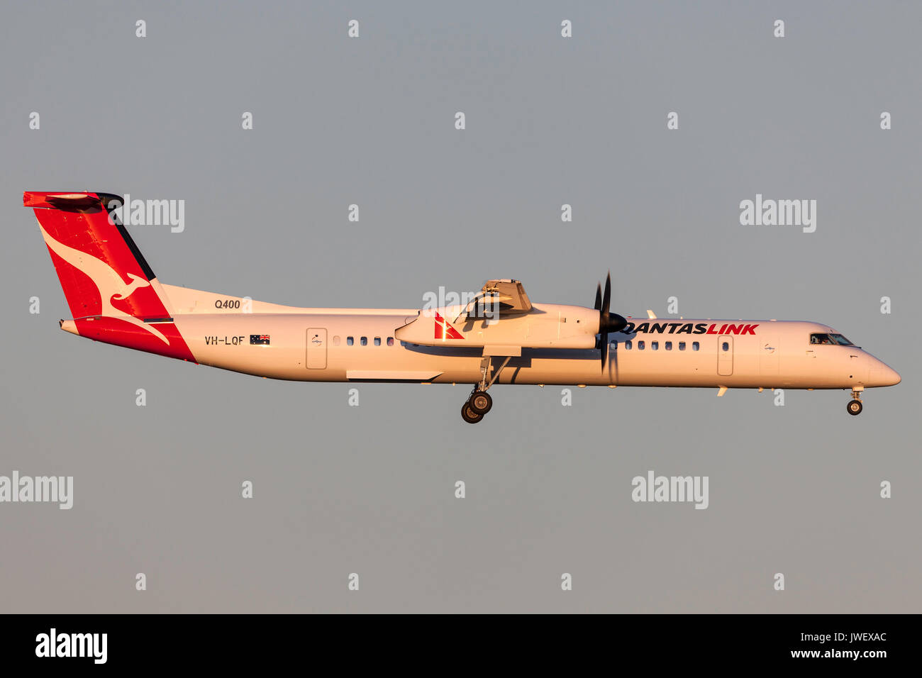 QantasLink de Havilland Canada DHC-8-402Q (Dash 8 Q400) VH-LQF sull approccio per atterrare all'Aeroporto Internazionale di Melbourne. Foto Stock