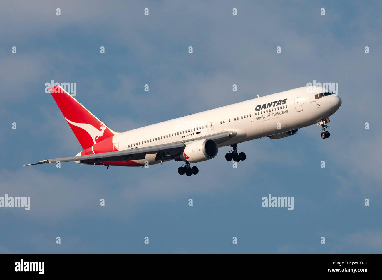 Qantas Boeing 767-338 ER/VH-OGN accensione approccio per atterrare all'Aeroporto Internazionale di Melbourne. Foto Stock