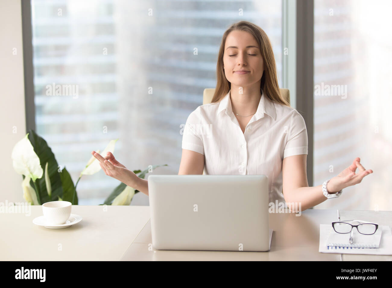 Calma memori imprenditrice praticare la respirazione, corporate yoga, Foto Stock