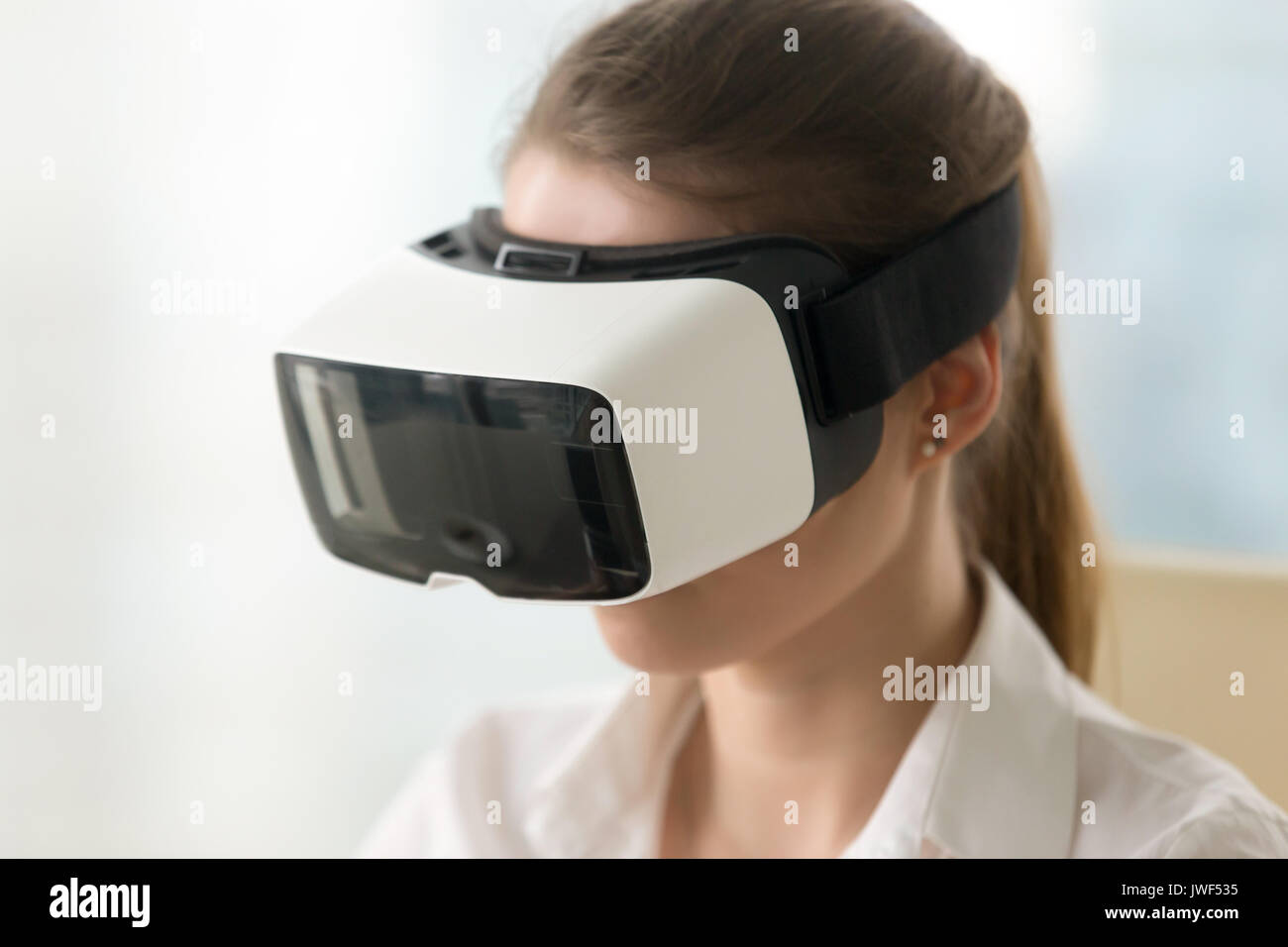 Donna che indossa occhiali per realtà virtuale, vr auricolare, testa verticale Foto Stock
