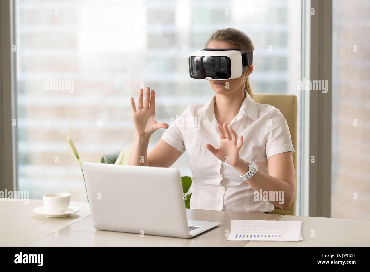 VR auricolare per business, imprenditrice indossando occhiali virtuali w Foto Stock