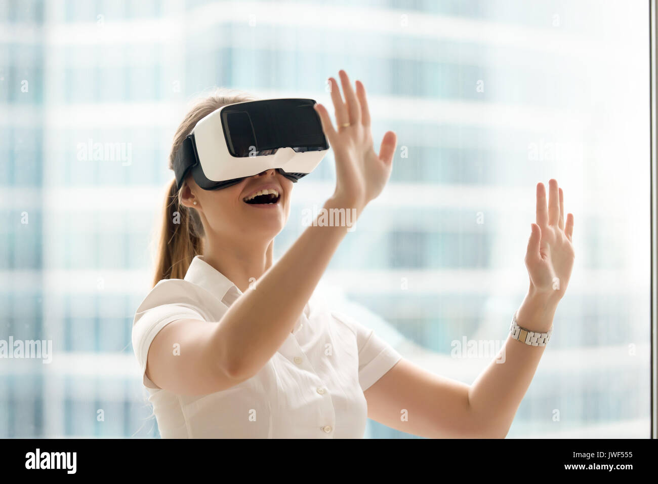 Curioso stupiti donna cercando la realtà aumentata occhiali, virtual l Foto Stock