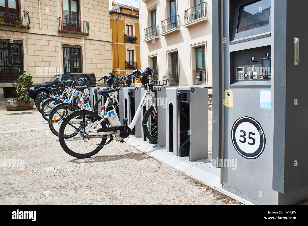 Noleggio di biciclette elettriche nella città Foto Stock