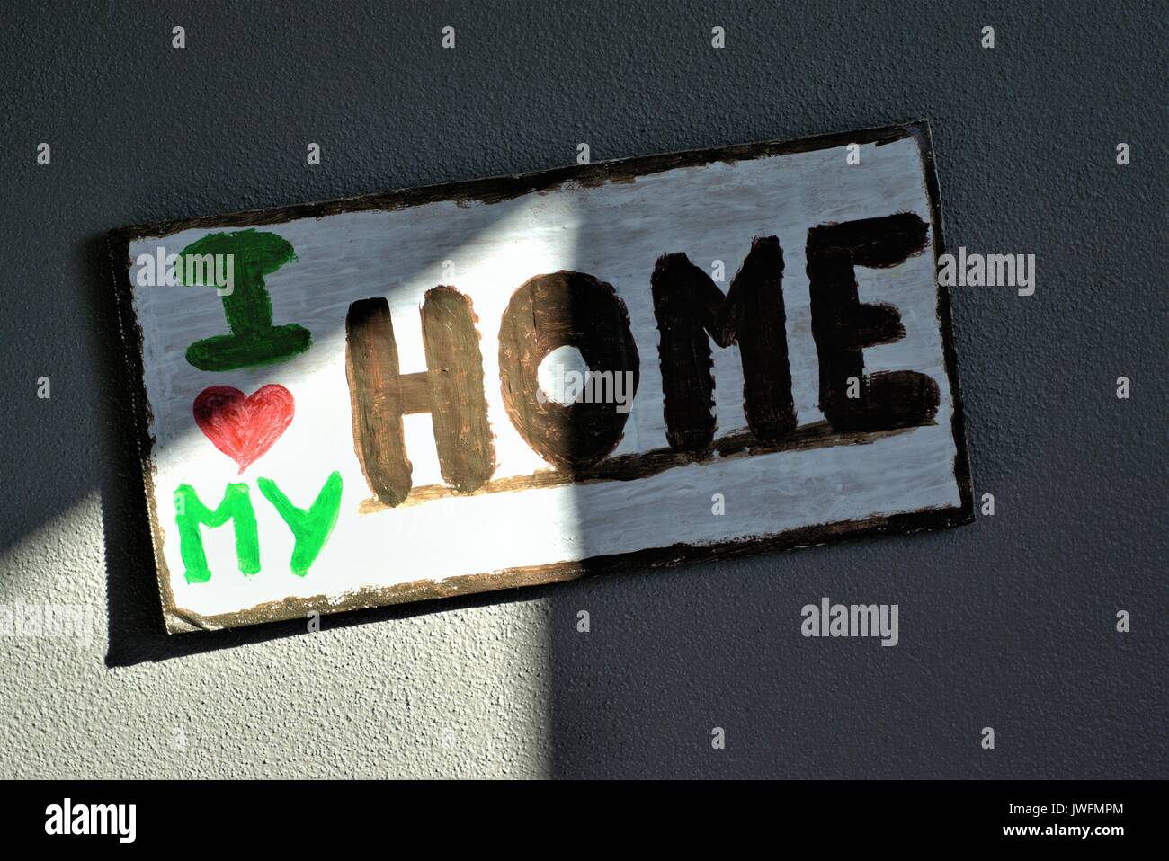 Pareti in legno segno "Amo la mia casa". Forma di cuore rappresenta la parola amore Foto Stock