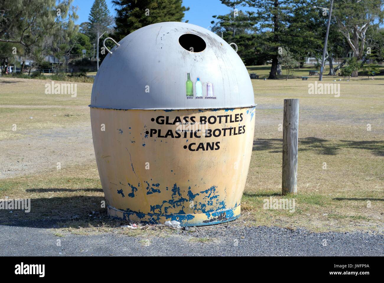 Spazzatura per il riciclaggio di bottiglie di vetro, le bottiglie di plastica e alluminio e lattine Foto Stock