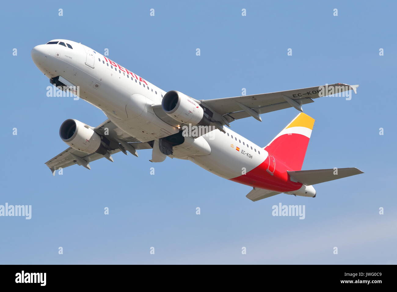 Iberia Airbus 320-200 CE-KOH decollo dall'Aeroporto Heathrow di Londra, Regno Unito Foto Stock