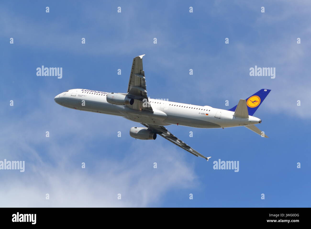 Lufthansa Airbus A321-100 D-AIRO decollo dall'Aeroporto Heathrow di Londra, Regno Unito Foto Stock