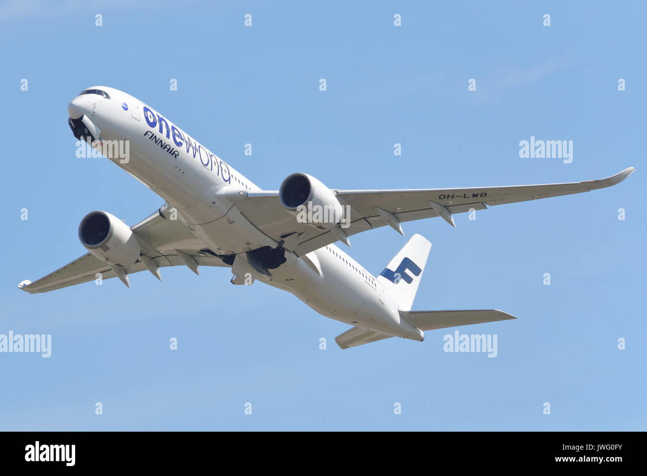 Finnair Airbus A350 OH-LWB decollo dall'Aeroporto Heathrow di Londra, Regno Unito Foto Stock