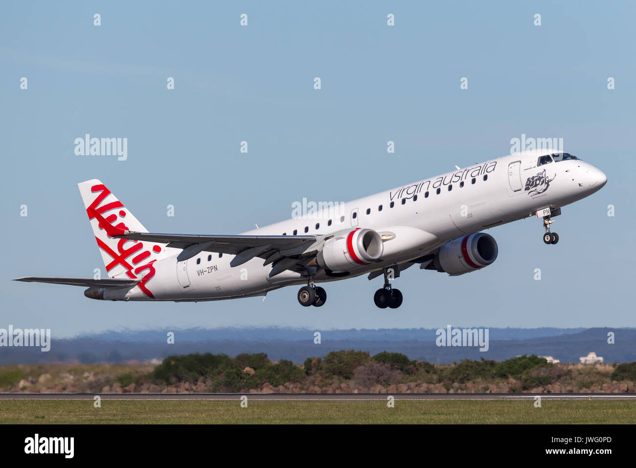 Virgin Australia Embraer jet regionale (ERJ-190) decolla dall'Aeroporto di Sydney. Foto Stock