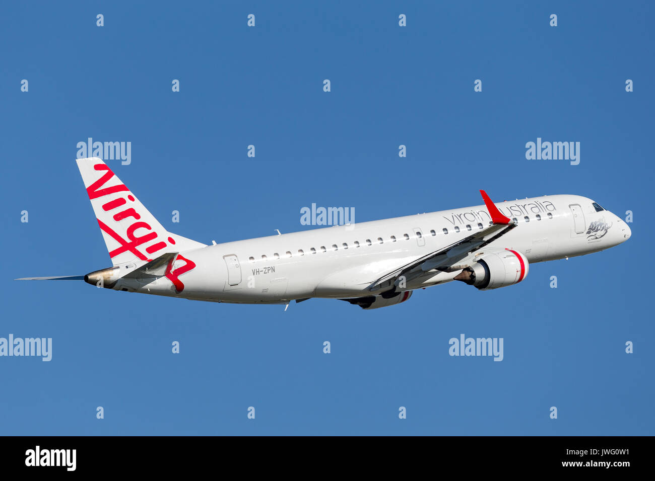 Virgin Australia Embraer jet regionale (ERJ-190) decolla dall'Aeroporto di Sydney. Foto Stock