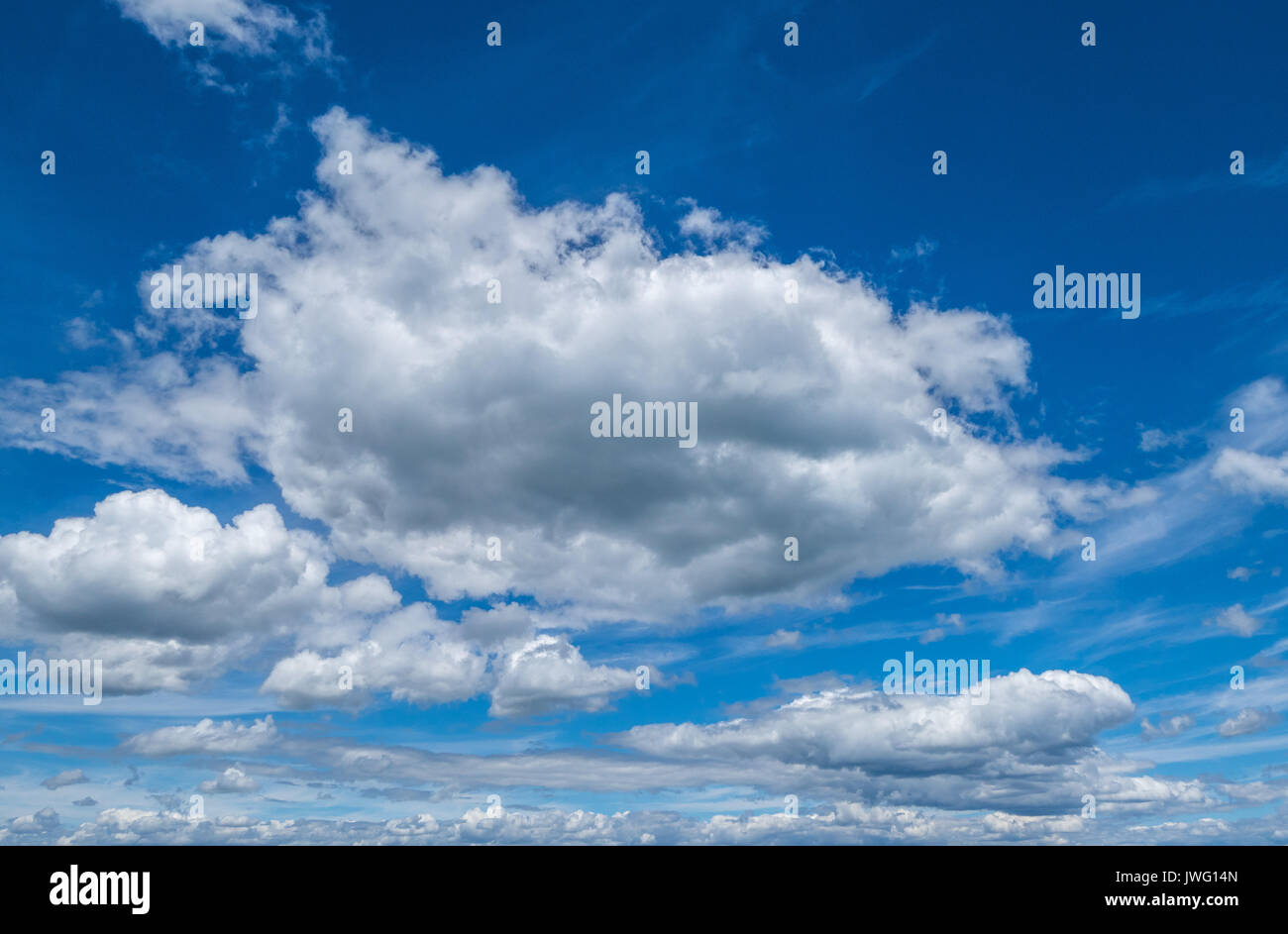 Cumuluswolken am blauen Himmel Foto Stock