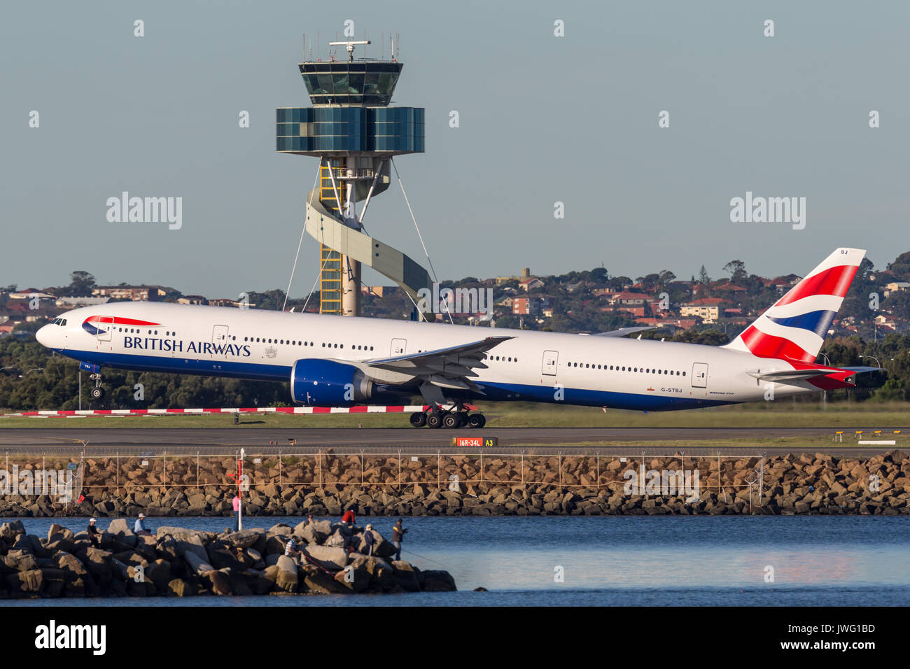 British Airways Boeing 777-300 aeromobili in fase di decollo dall'Aeroporto di Sydney. Foto Stock