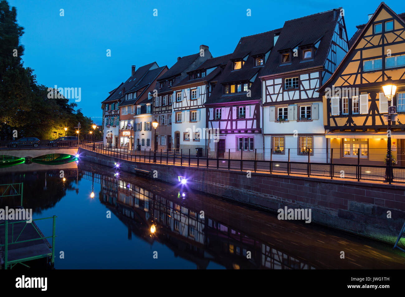 Edifici storici nella piccola Venezia area della città vecchia di Colmar nella regione Alsazia del nord-est della Francia. Foto Stock