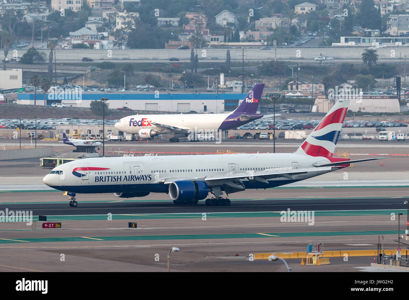 British Airways Boeing 777-236/ER G-YMMU arrivando all'Aeroporto Internazionale di San Diego. Foto Stock
