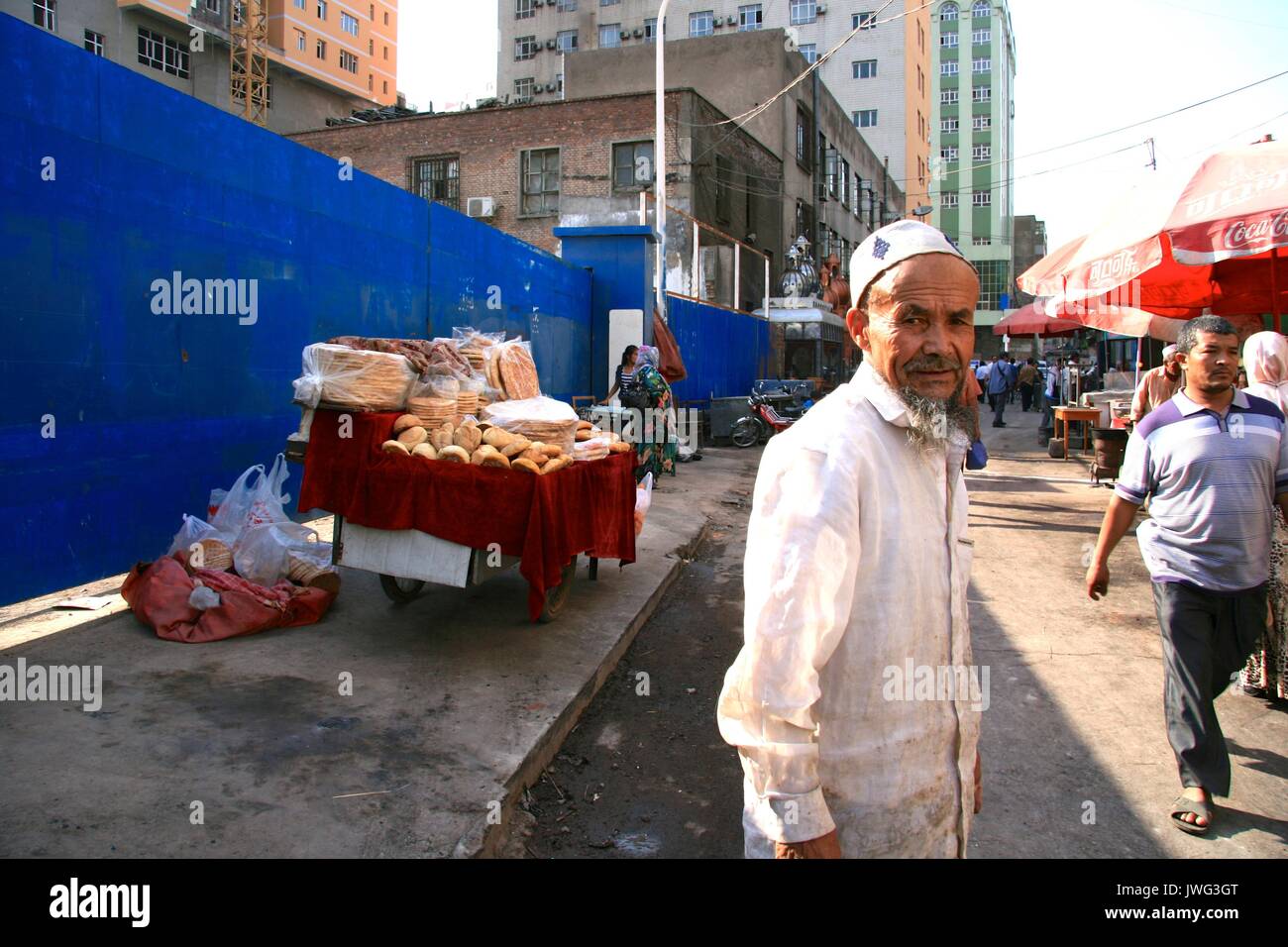 Gli uomini di shopping in Urumqi mercato vecchio Foto Stock