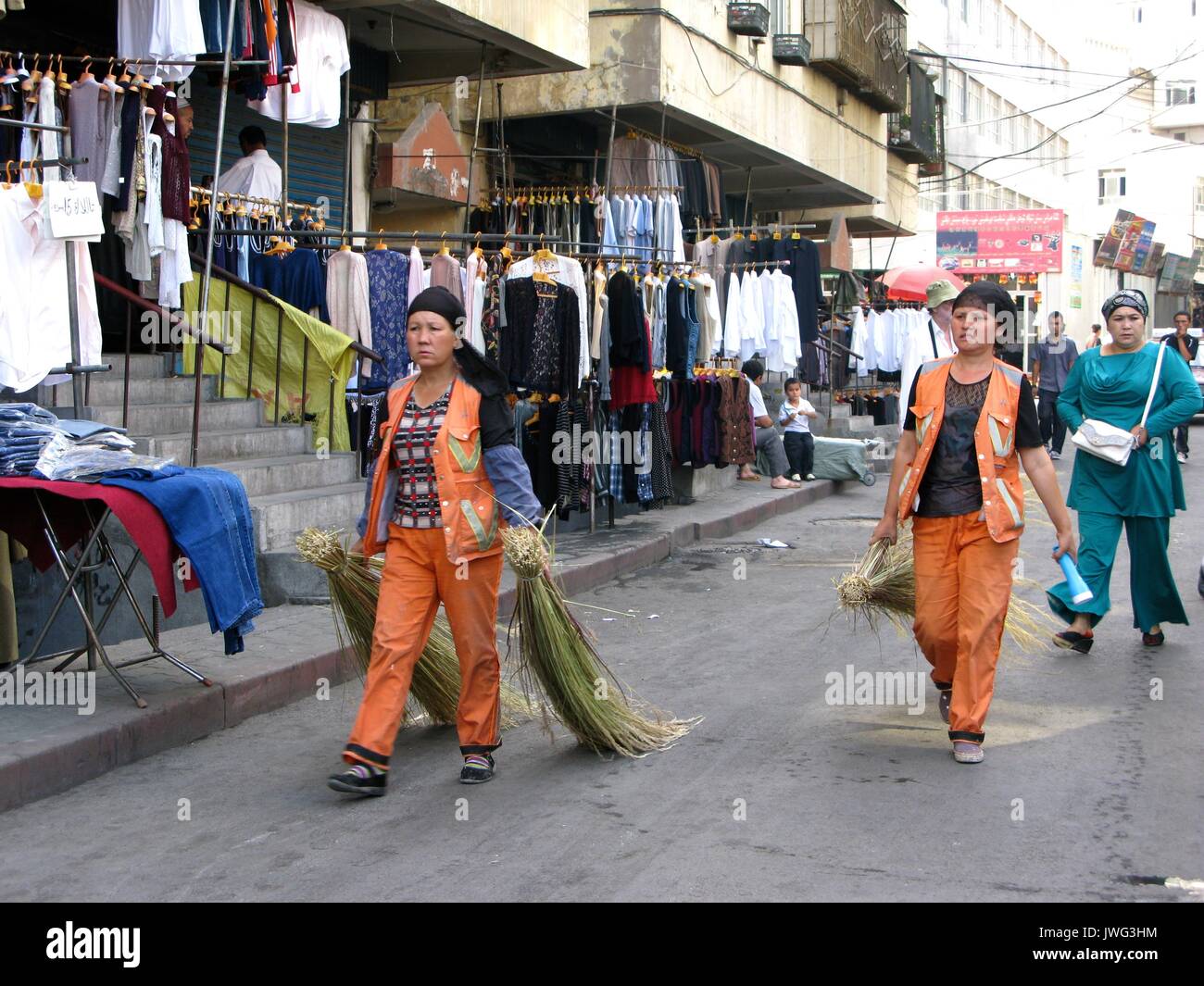Spazzatrici stradali in Urumqi mercato vecchio Foto Stock