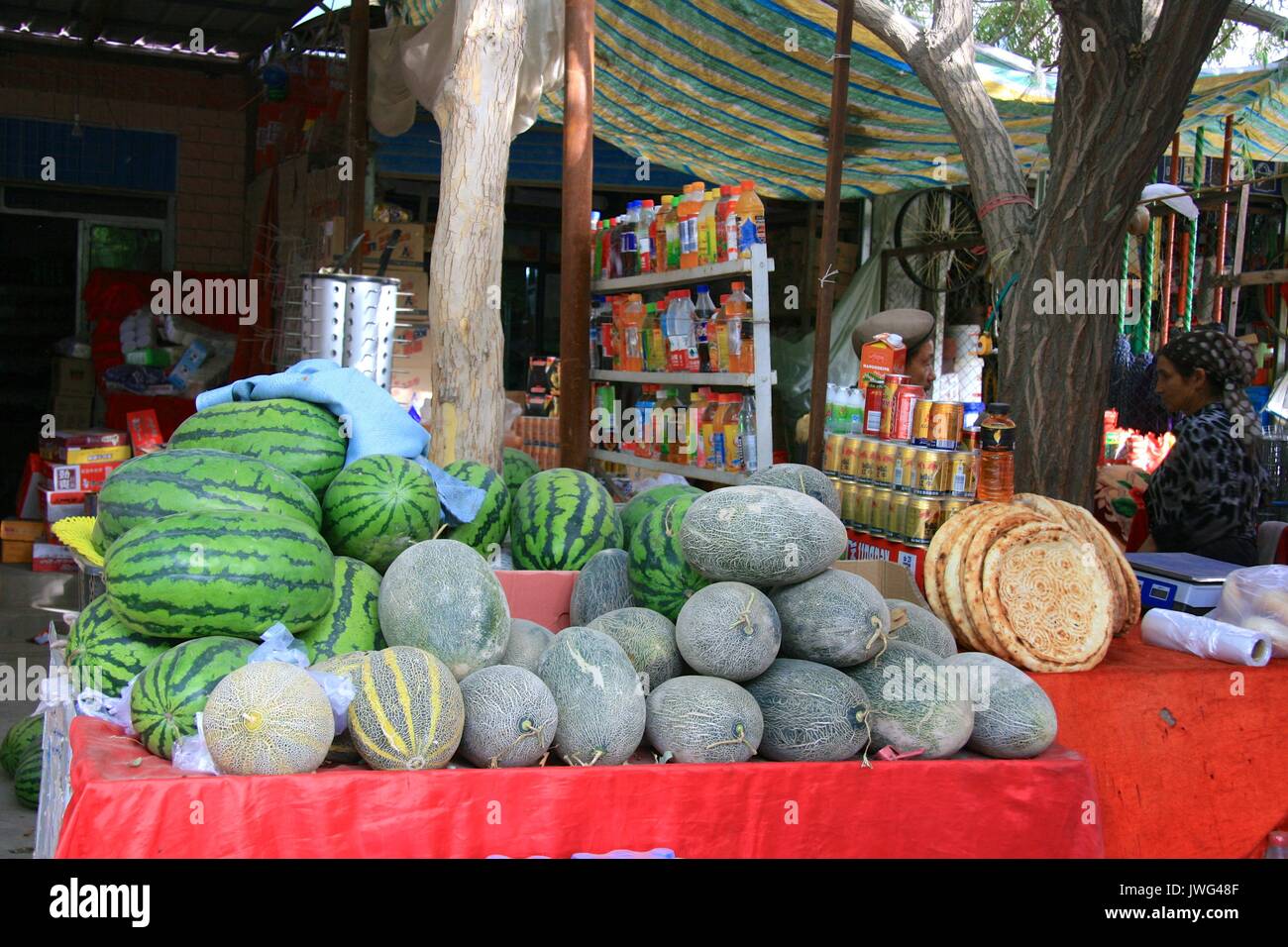 Meloni, NAAN, e altre buone su slae a Kashgar Foto Stock