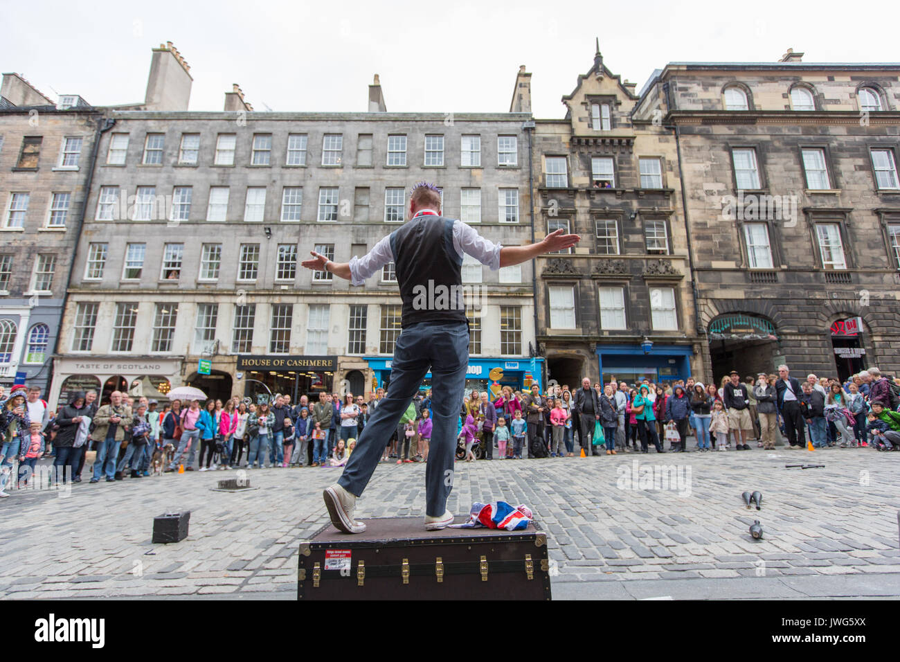 Un animatore di strada sul Royal Mile di Edimburgo durante il Festival di Edimburgo Fringe Foto Stock