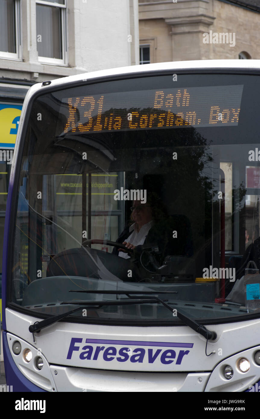 Parte anteriore di un bianco single decker Bus Faresaver X31 con un Autista Foto Stock