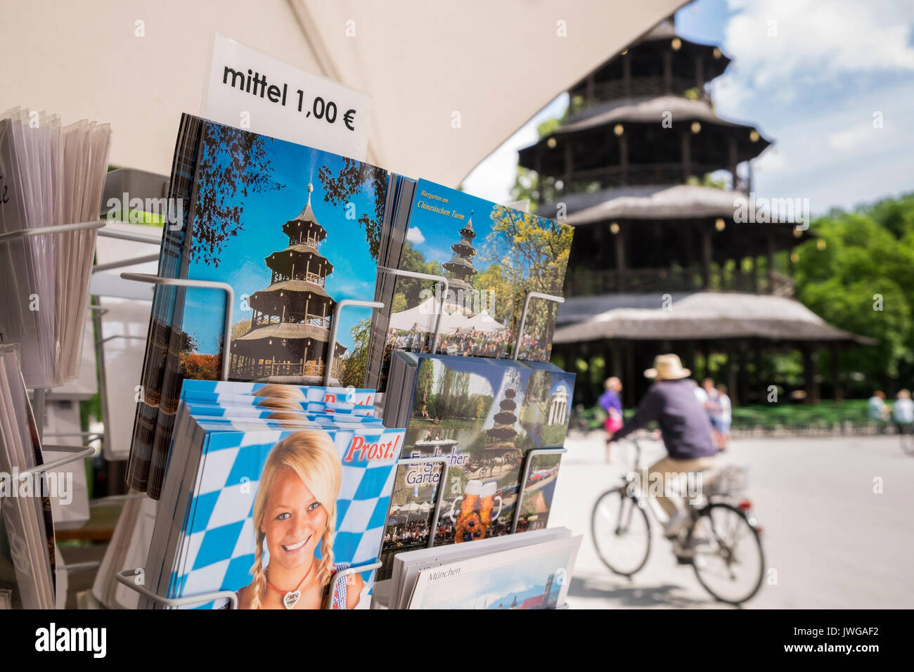 Torre cinese nell'Englischer Garten, il Giardino Inglese park, con i ciclisti e cartoline, Monaco di Baviera, Germania Foto Stock