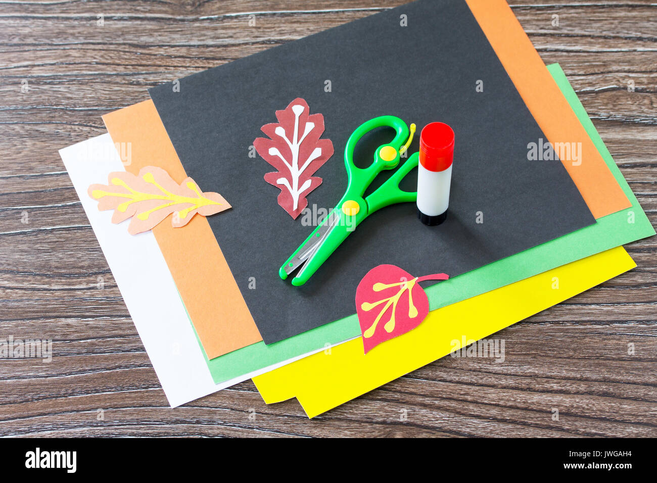 Autunnale di applicazione di un riccio e foglia caduca. Per i bambini il Progetto Arte, ricamo, artigianato per bambini. Foto Stock