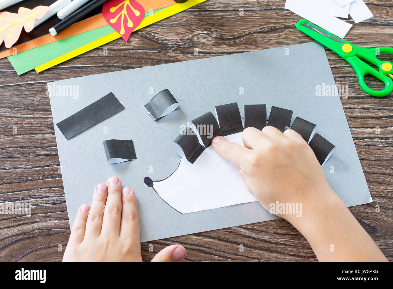 Autunnale di applicazione di un riccio e foglia caduca. Per i bambini il Progetto Arte, ricamo, artigianato per bambini. Foto Stock