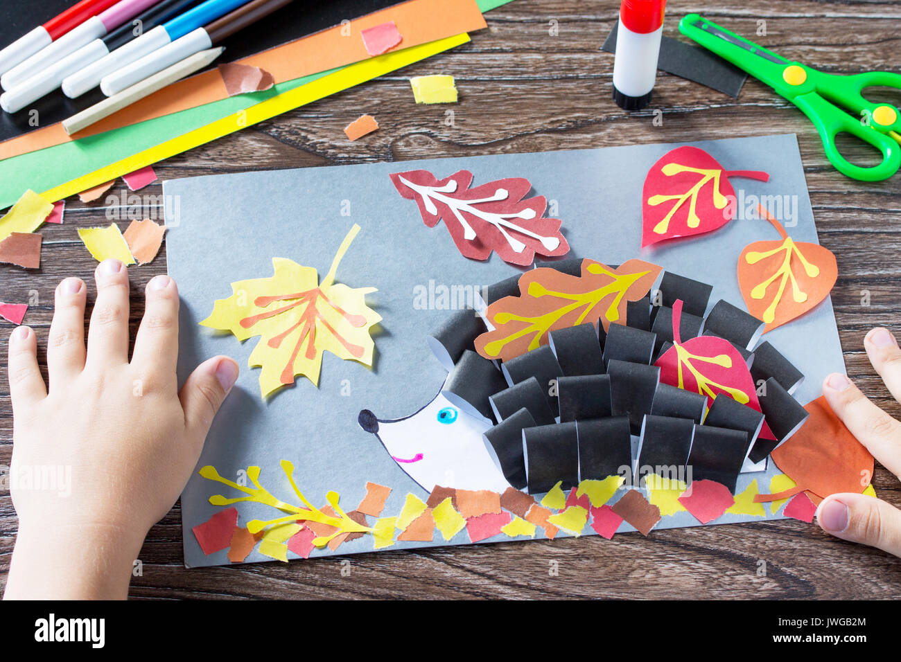 Autunnale di applicazione di un riccio e foglia caduca. Per i bambini il Progetto Arte, ricamo, artigianato per bambini. Foto Stock