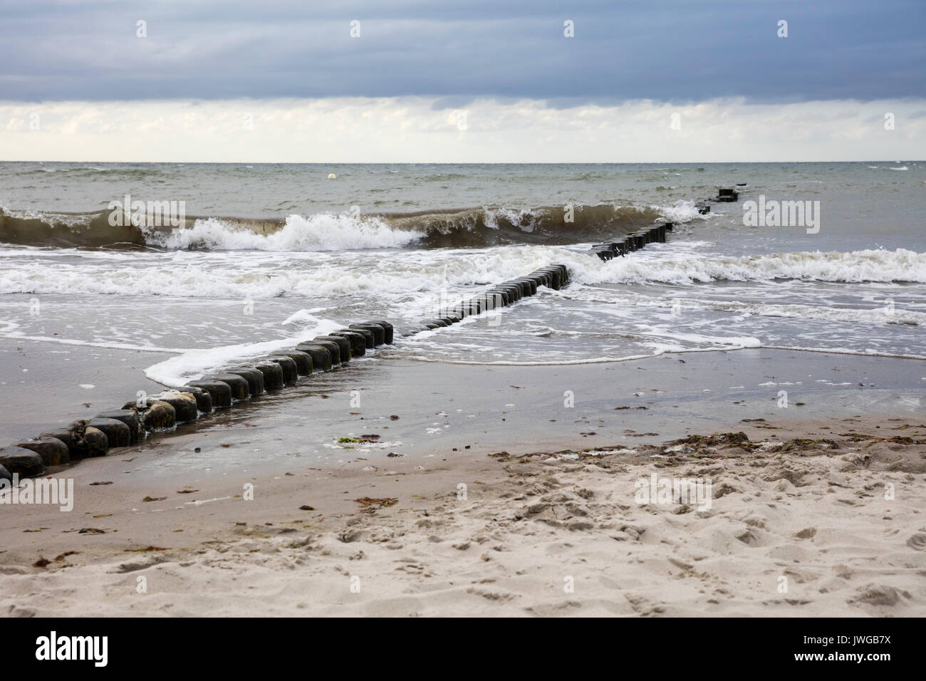 Le onde che si infrangono sulla costa, Kuehlungsborn, Meclenburgo-Pomerania Occidentale, Germania, Europa Foto Stock