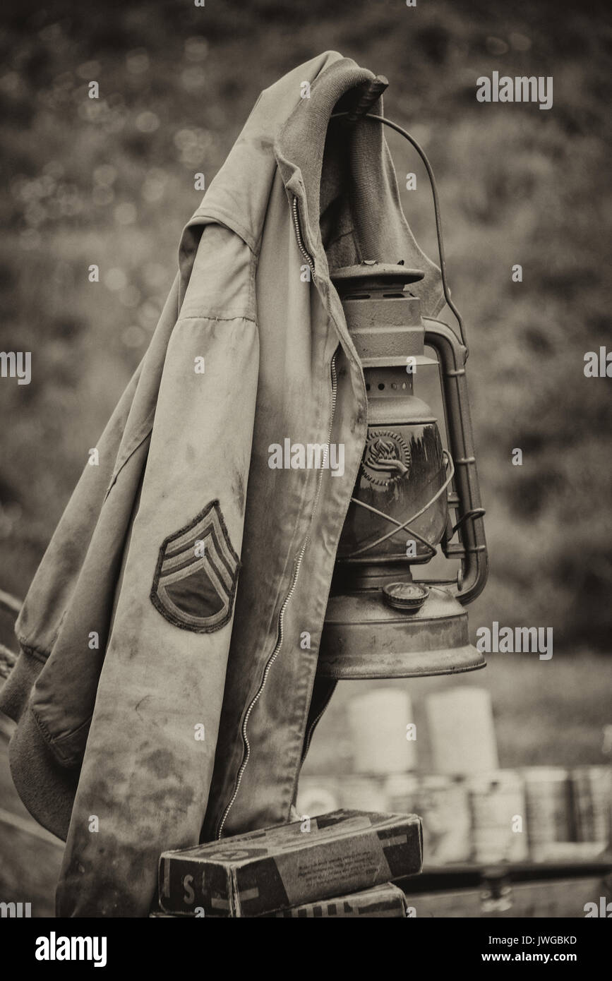 Seppia fotografia di un esercito americano sergente camicia da WW2 appeso su una versione successiva in un montante formato verticale Foto Stock