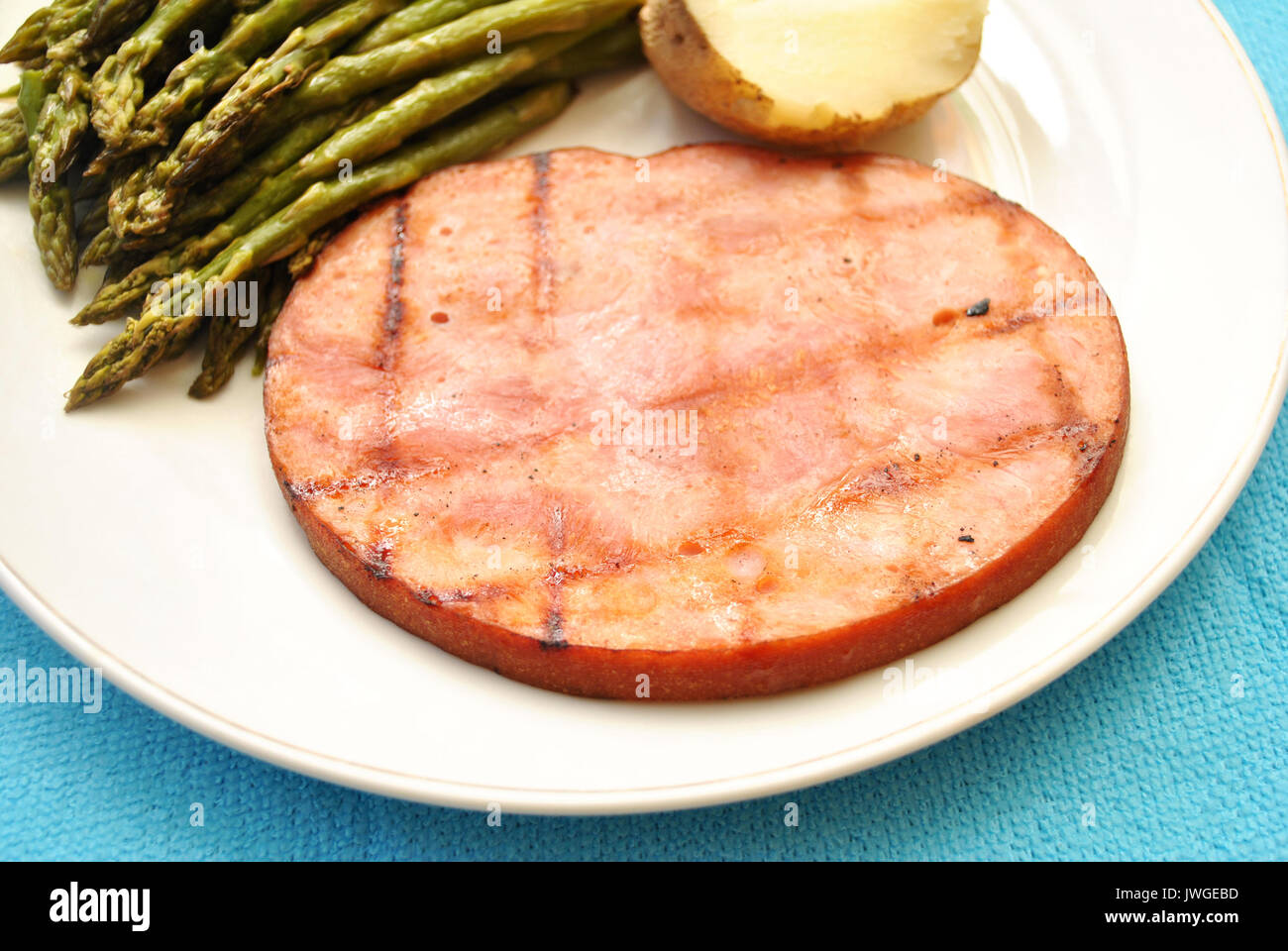 Bistecca di prosciutto alla griglia immagini e fotografie stock ad alta  risoluzione - Alamy