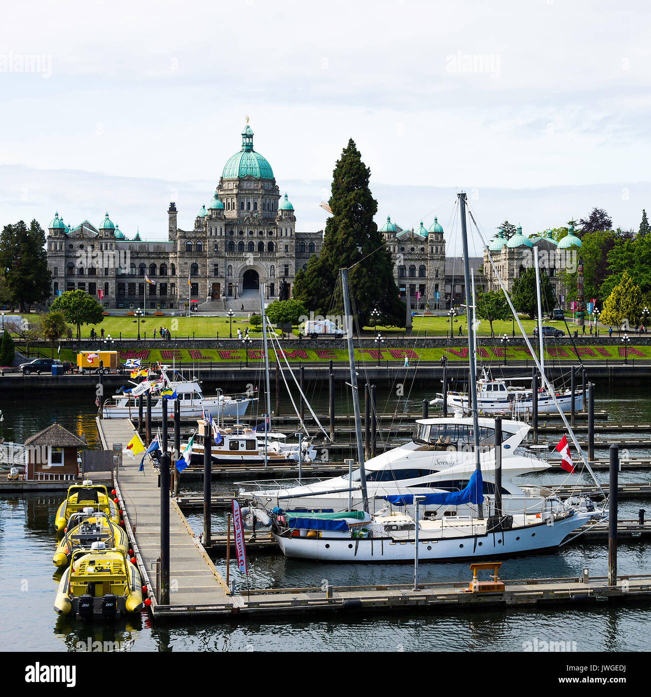 La bella cupola di British Columbia il Palazzo del Parlamento in Victoria e il Porto Interno con barche, Marina e ormeggi Victoria BC Canada Foto Stock