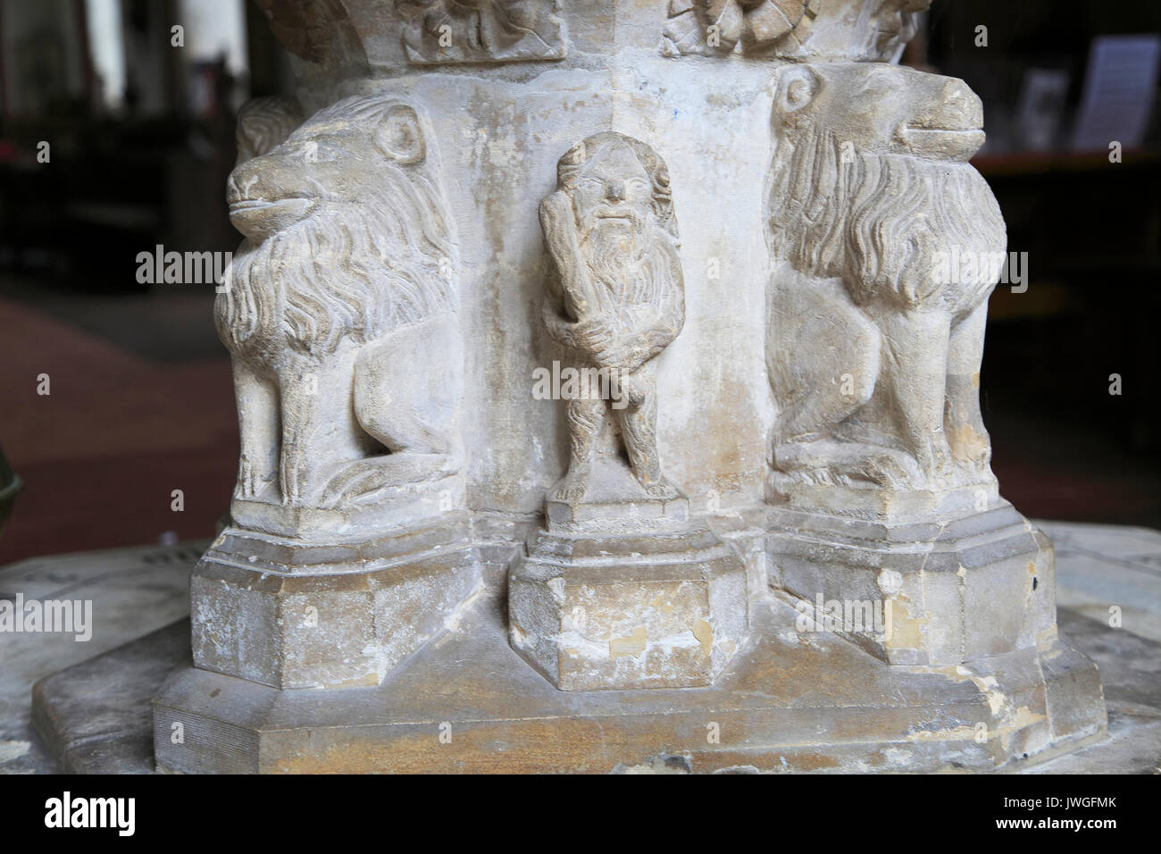 Stone uomo selvatico o wodewose figura sulla base dei font, Chiesa di San Bartolomeo, Orford, Suffolk, Suffolk, Inghilterra, Regno Unito Foto Stock