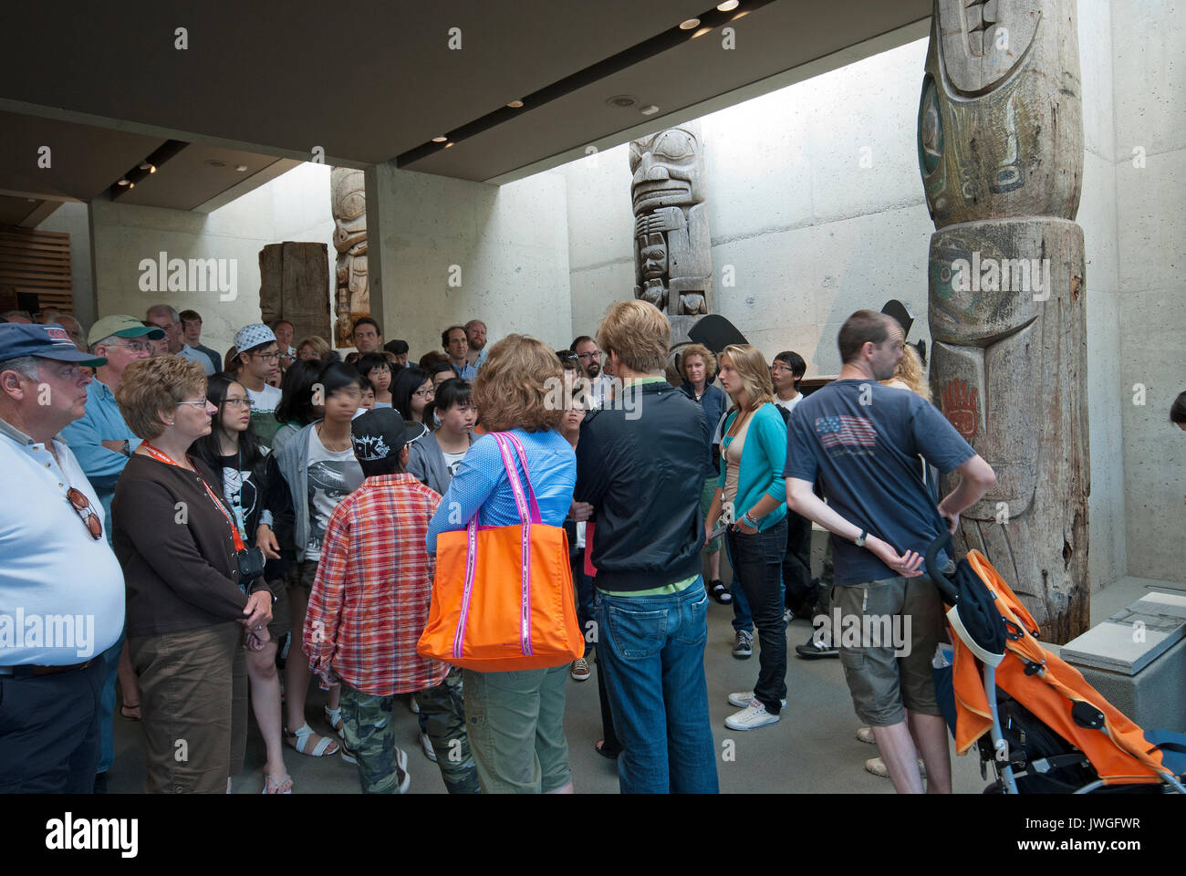 Haida totem e visitatori presso il Museo di Antropologia, Vancouver, British Columbia, Canada Foto Stock