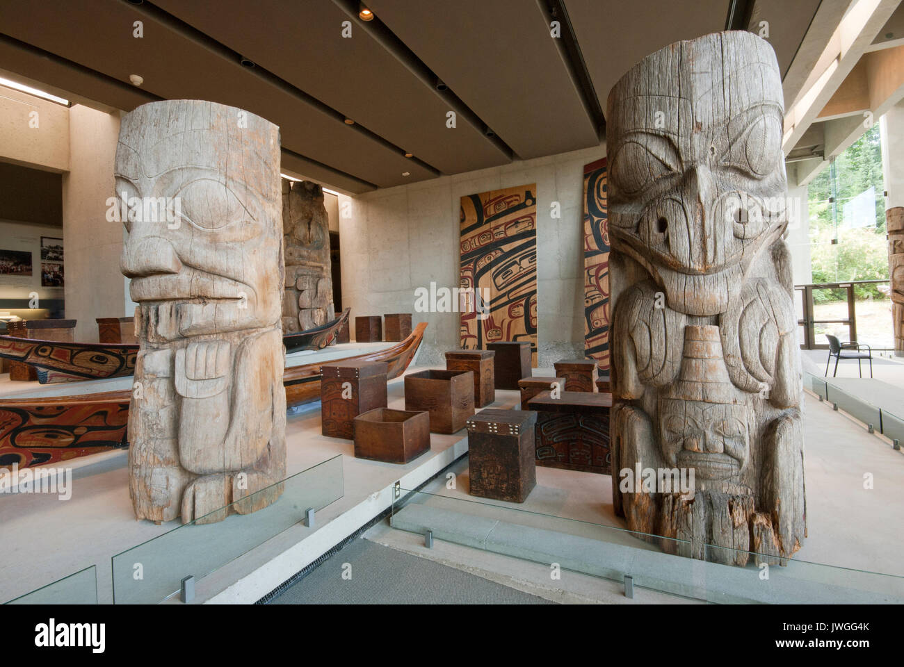 Haida totem e barche presso il Museo di Antropologia, Vancouver, British Columbia, Canada Foto Stock