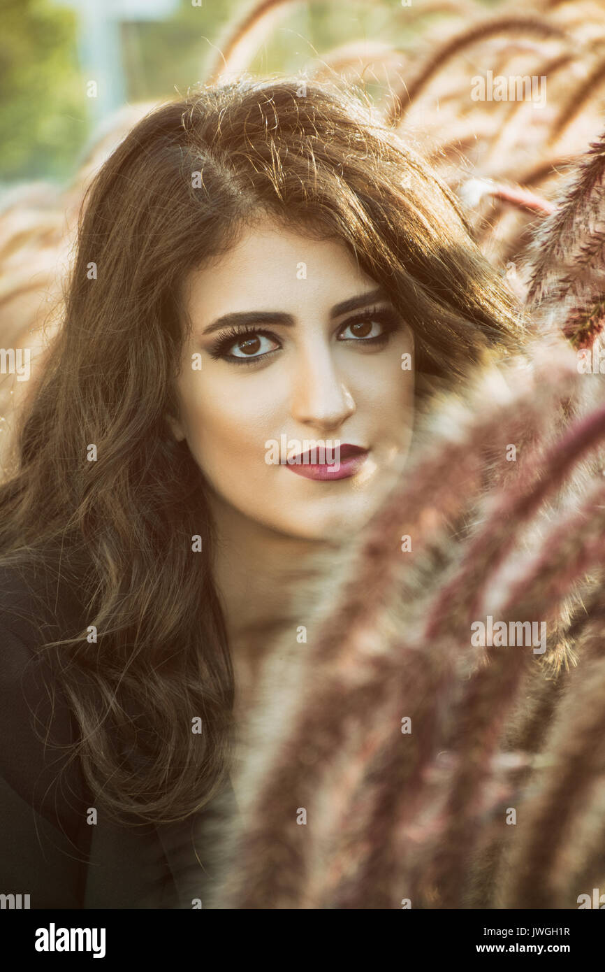 Bella giovane donna all'aperto Foto Stock