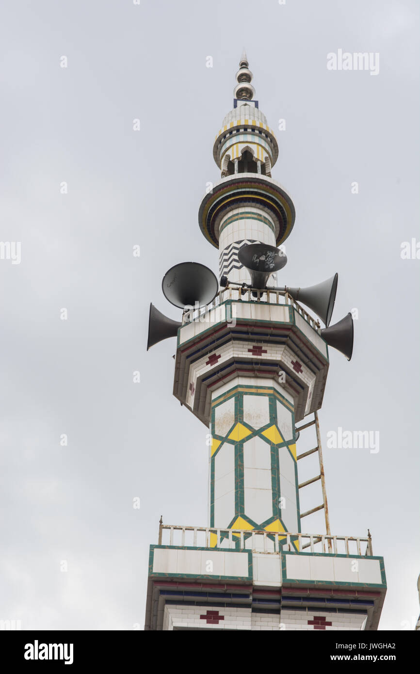 Gli altoparlanti al di fuori di un minareto per la chiamata di preghiere Azan Kharian village Pakistan Foto Stock