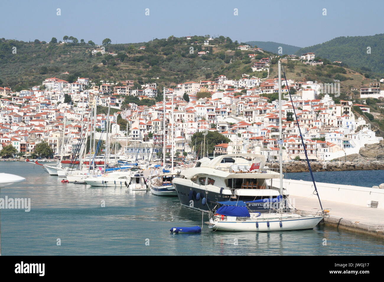 Il porto e la città di Skopelos, Grecia. Foto Stock