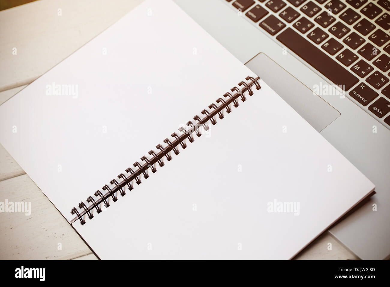 Nello spazio di lavoro vuoto per notebook idea in backgroud in legno Foto Stock