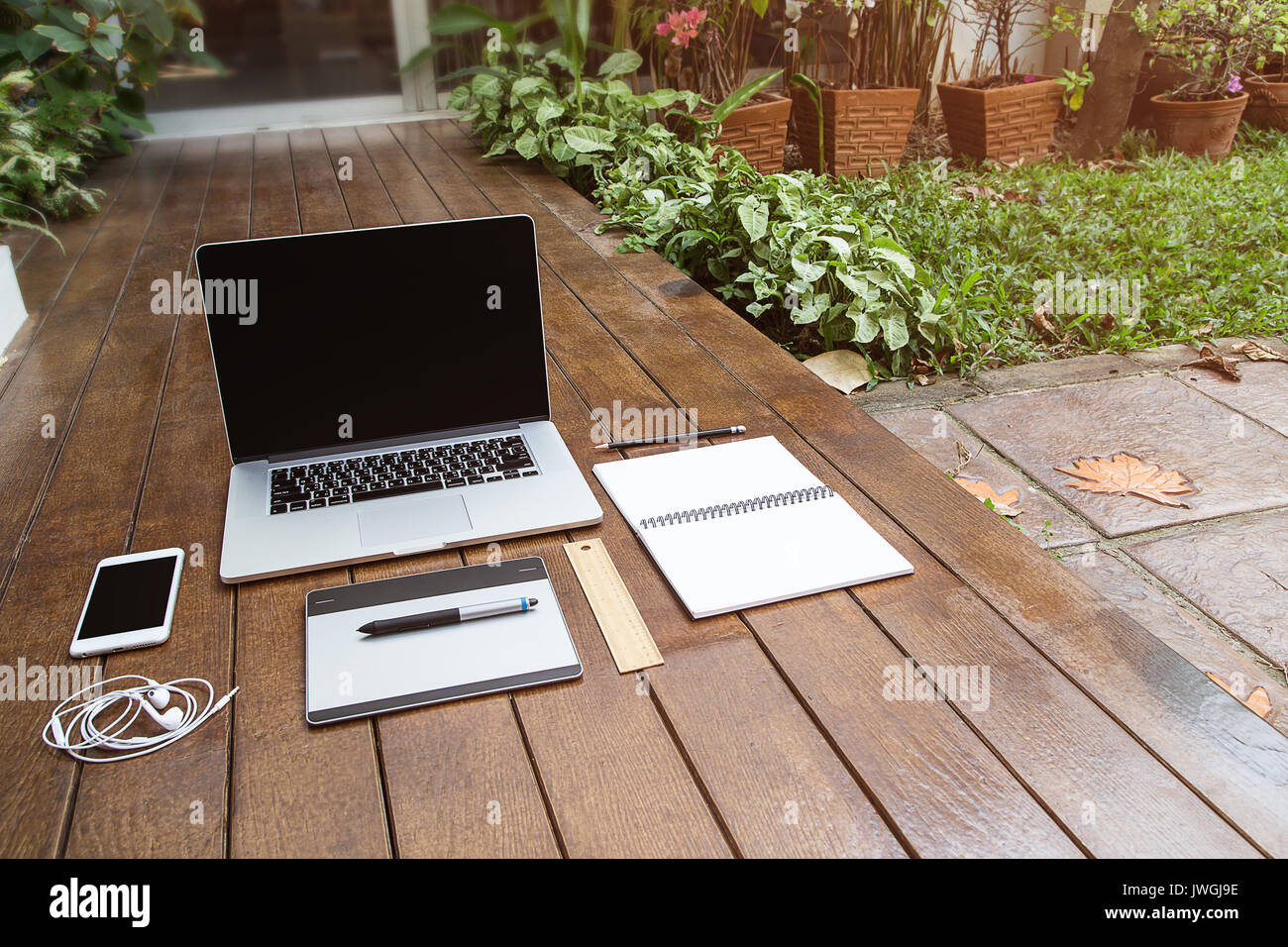 Ufficio domestico spazio relax sul pavimento in legno Foto Stock