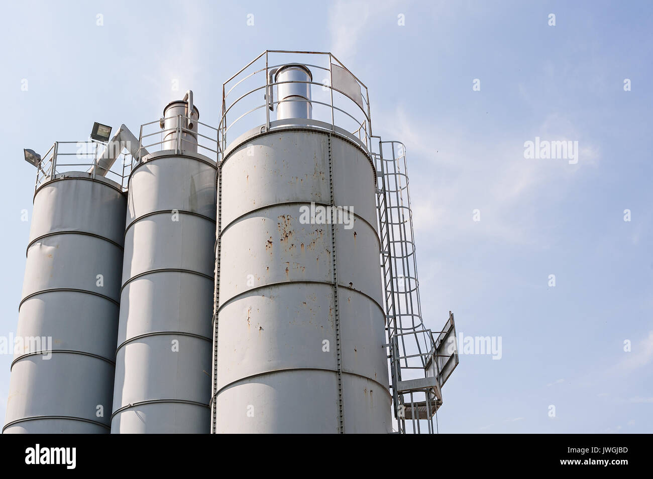 Industrial silos per lo stoccaggio di calcestruzzo per l'edilizia. Foto Stock