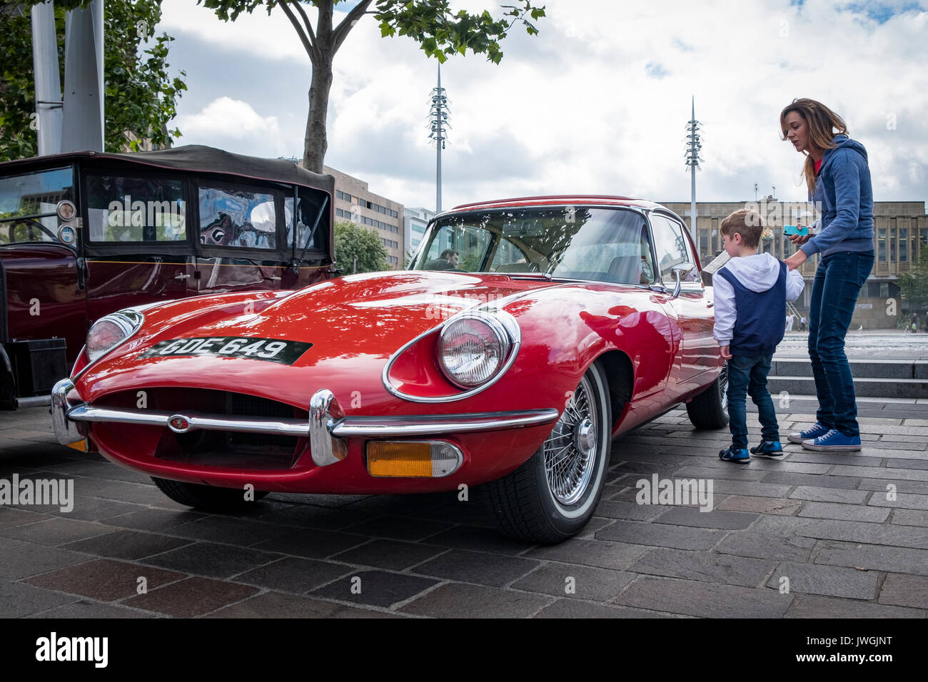 Bella rossa 4.2 e-type Jaguar coupe sul display all'annuale bradford classic car show, Bradford West Yorkshire Foto Stock
