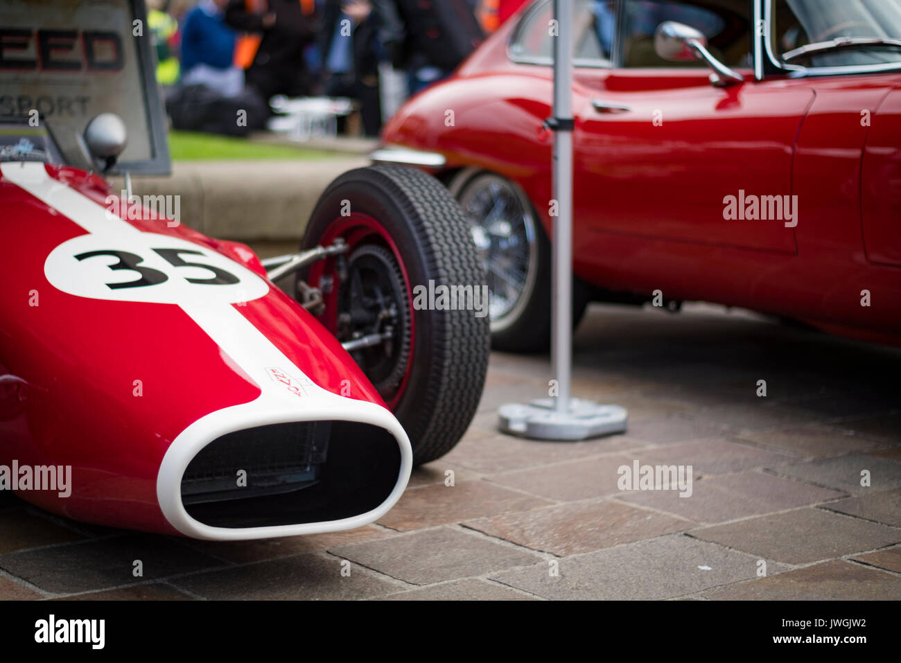 Bella rossa 4.2 e-type Jaguar coupe sul display all'annuale bradford classic car show, Bradford West Yorkshire Foto Stock
