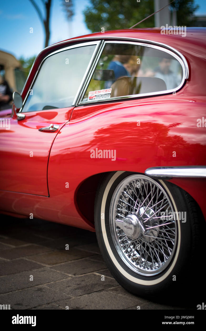 Bella rossa 4.2 e-type Jaguar coupe sul display all'annuale bradford classic car show, Bradford West Yorkshire Foto Stock