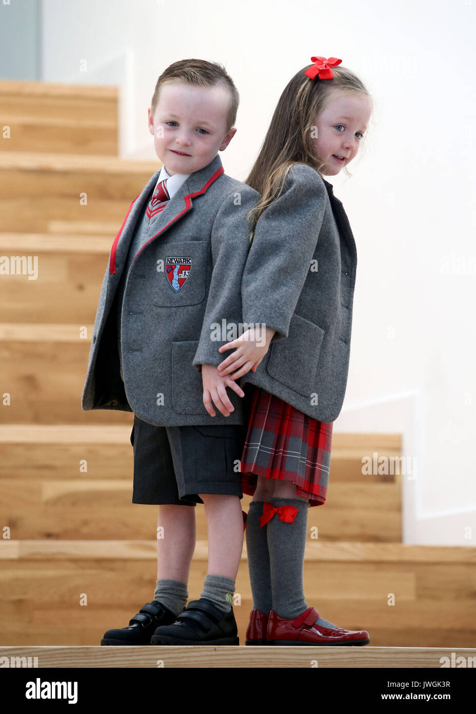 Cooper e Cora Deegan unire 13 set di gemelli per un photocall come iniziano la scuola primaria nella zona Inverclyde a St Patrick scuola primaria a Greenock. Foto Stock