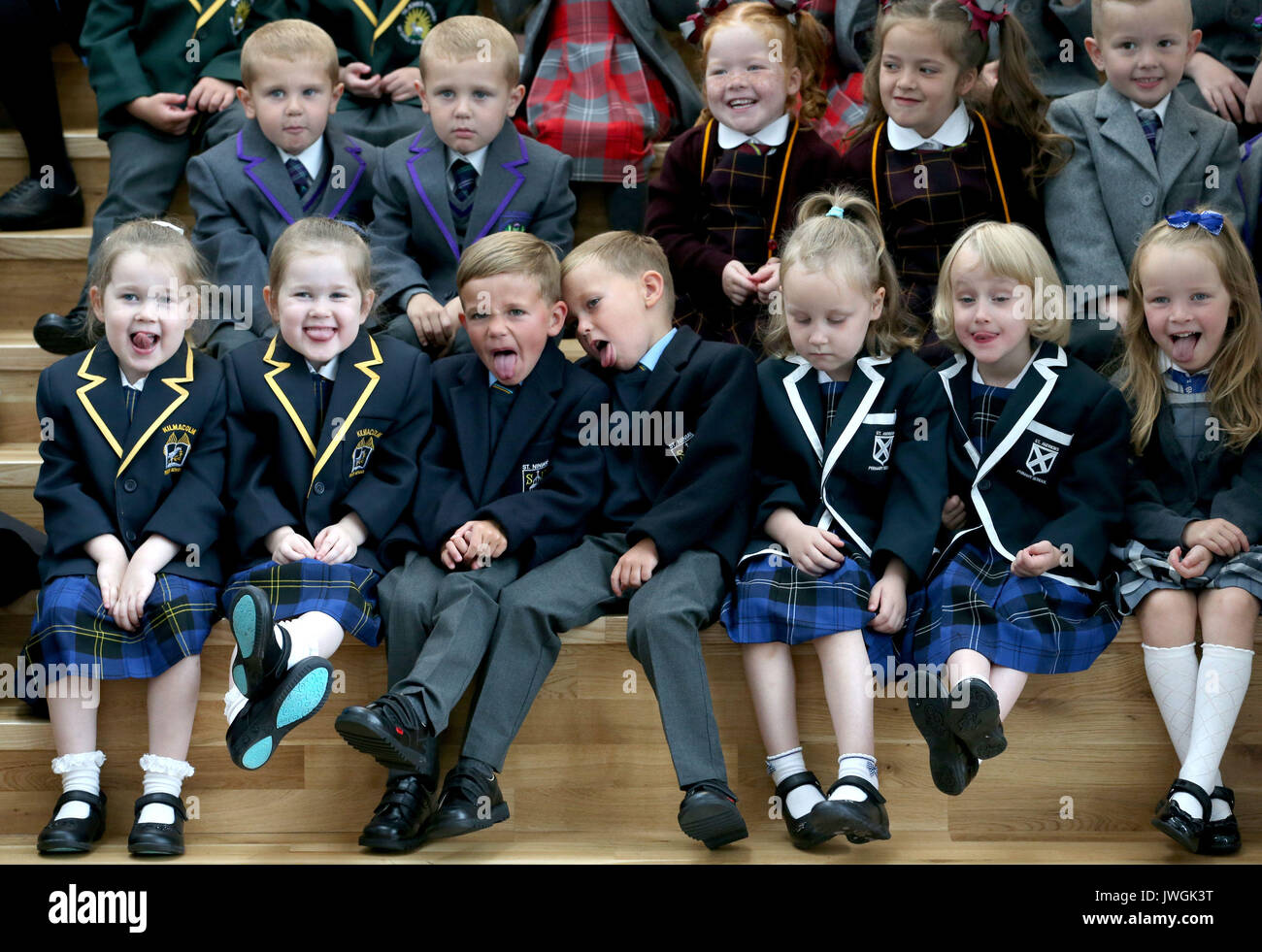 13 set di gemelli, (dalla parte superiore sinistra) Tyler e Zach McAllister, Kendal e Skye McCabe, Leighton McDevitt, (riga inferiore) Elanor e Isobel McShane, Harry e Reilly piccole, Martine e Naomi Smith e Hannah Wright, che iniziano la scuola primaria della zona Inverclyde questa settimana si sono riuniti per un photocall presso il St Patrick la scuola primaria a Greenock. Foto Stock