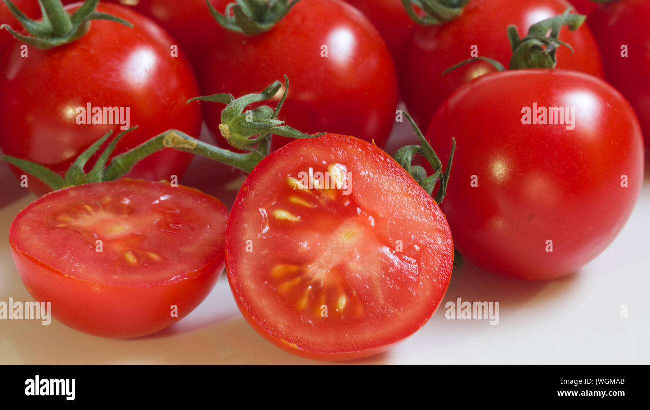 I pomodori sono una fonte eccellente di vitamina C Foto Stock