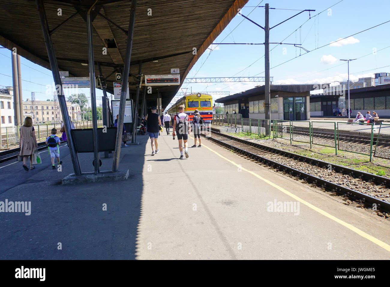 Con il treno alla stazione ferroviaria centrale, Riga, Lettonia Foto Stock