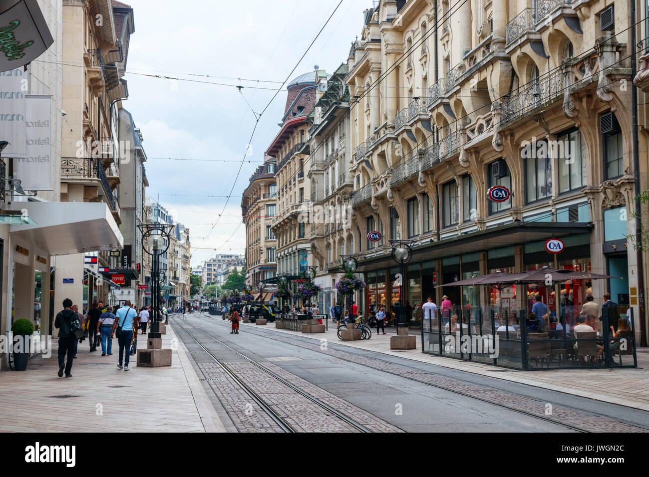 Unidentified pedoni a Rue de la Croix-d'Or, una delle principali strade dello shopping di Ginevra, sotto un cielo nuvoloso. Ginevra, Svizzera. Foto Stock